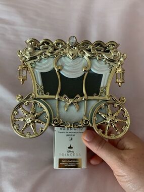 Bath & Body Works Gold and White Princess Carriage Wallflower Holder